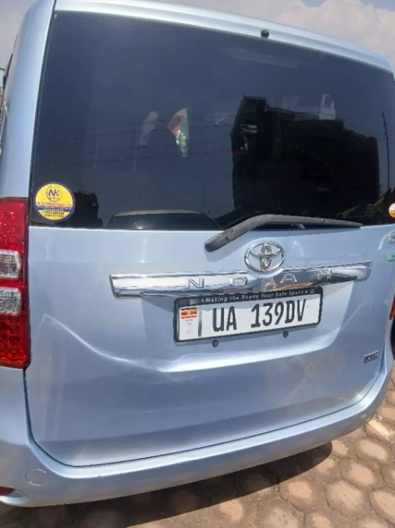 Toyota Noah   - 2012