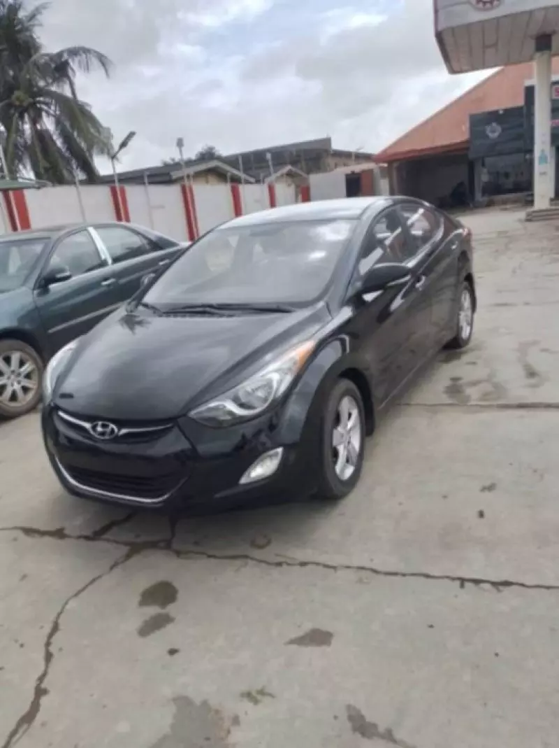 Hyundai Elantra   - 2011