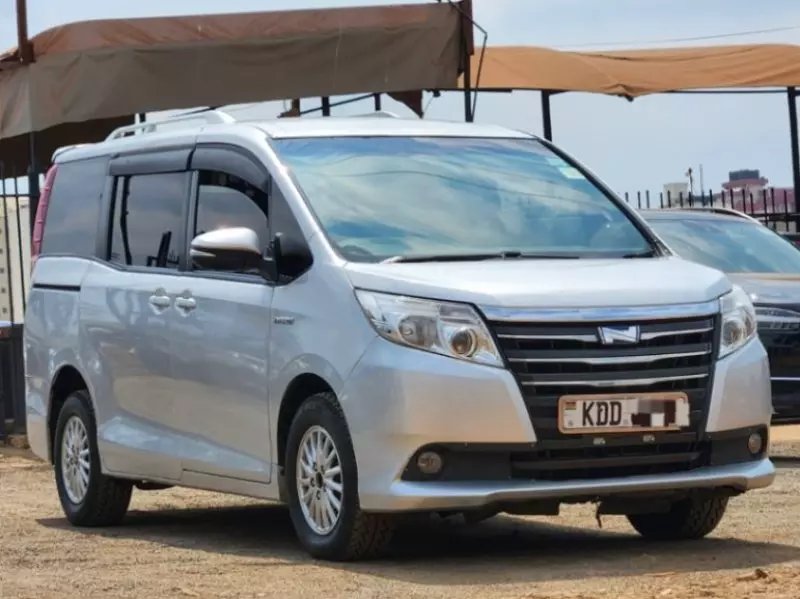 Toyota Noah   - 2014