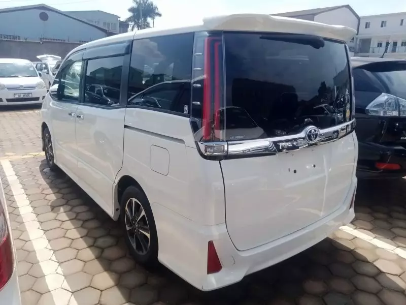 Toyota Noah - 2017