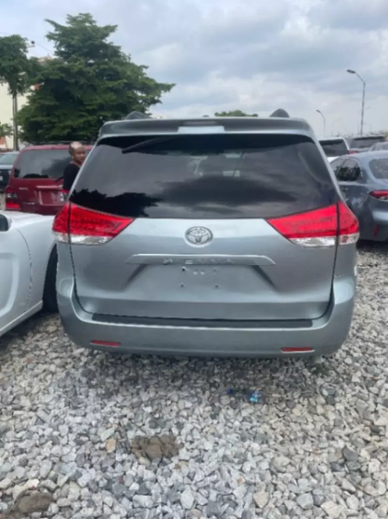 TOYOTA Sienna   - 2011