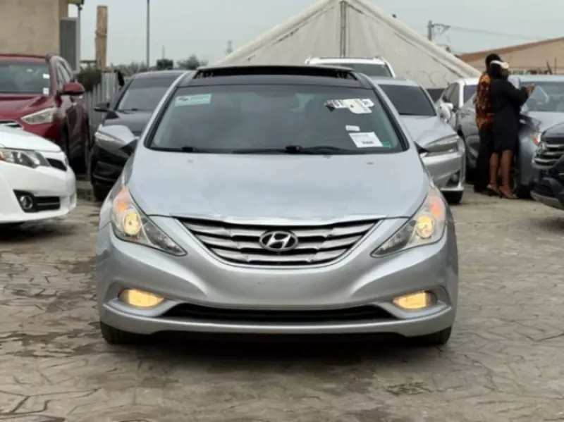 Hyundai Sonata   - 2012