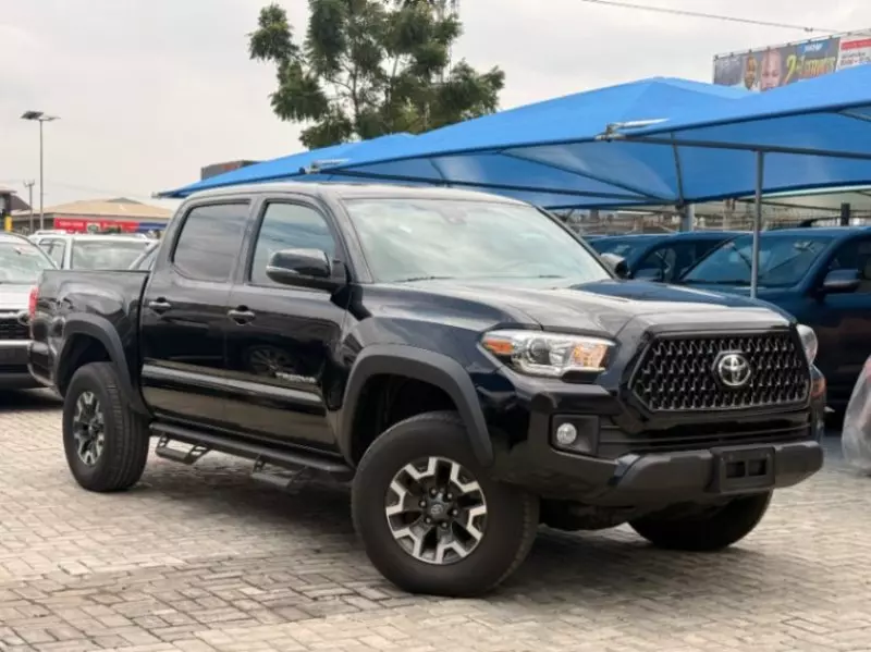 TOYOTA Hilux    - 2018