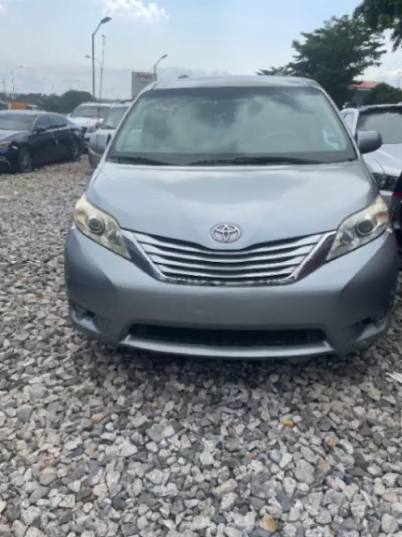TOYOTA Sienna   - 2011
