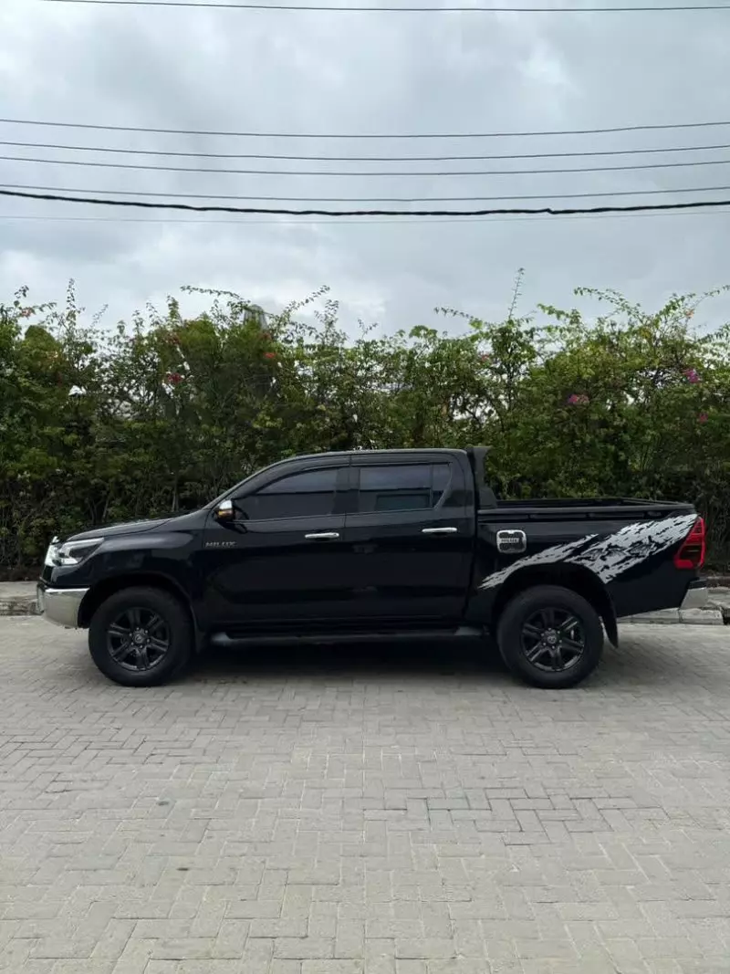 Toyota Hilux   - 2022