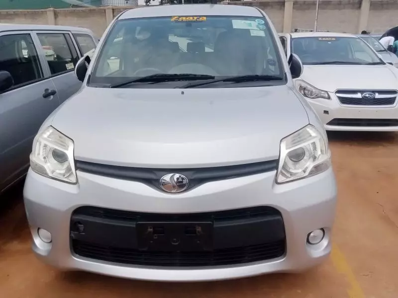 Toyota Sienta   - 2012