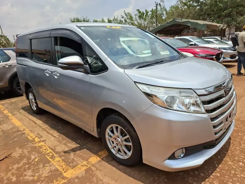 Toyota Noah   - 2014