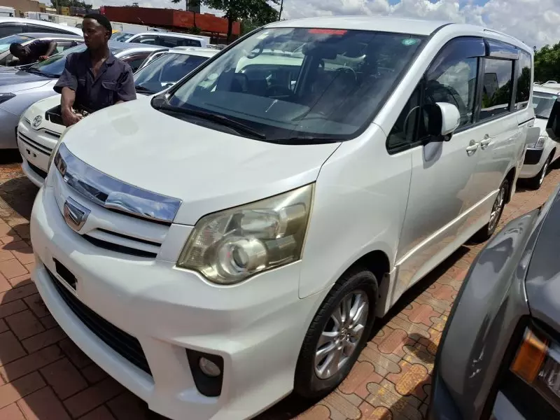TOYOTA Noah   - 2012