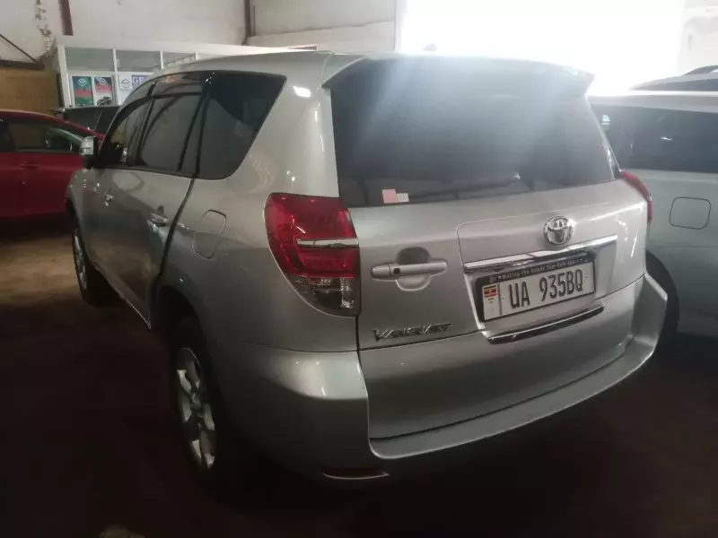 Toyota Vanguard    - 2010