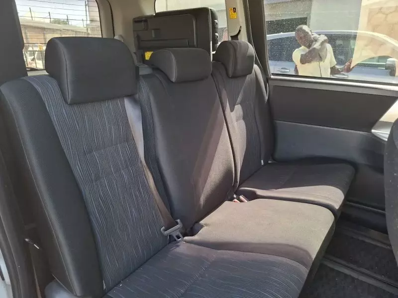 Toyota Noah - 2011