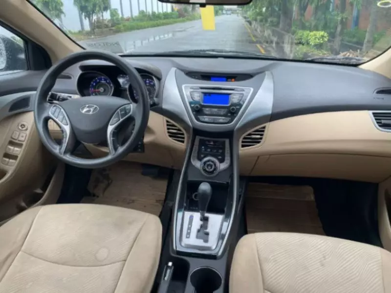 Hyundai Elantra   - 2013