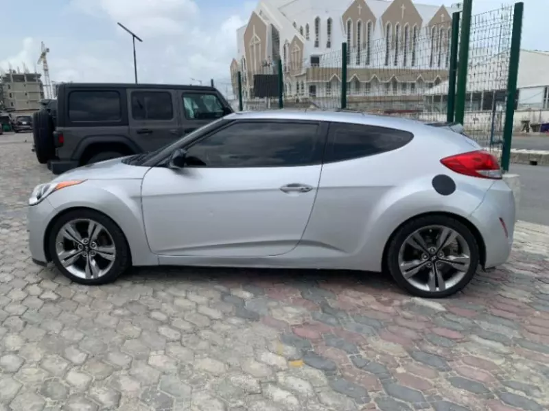Hyundai Veloster   - 2013