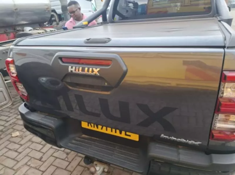 Toyota Hilux   - 2021