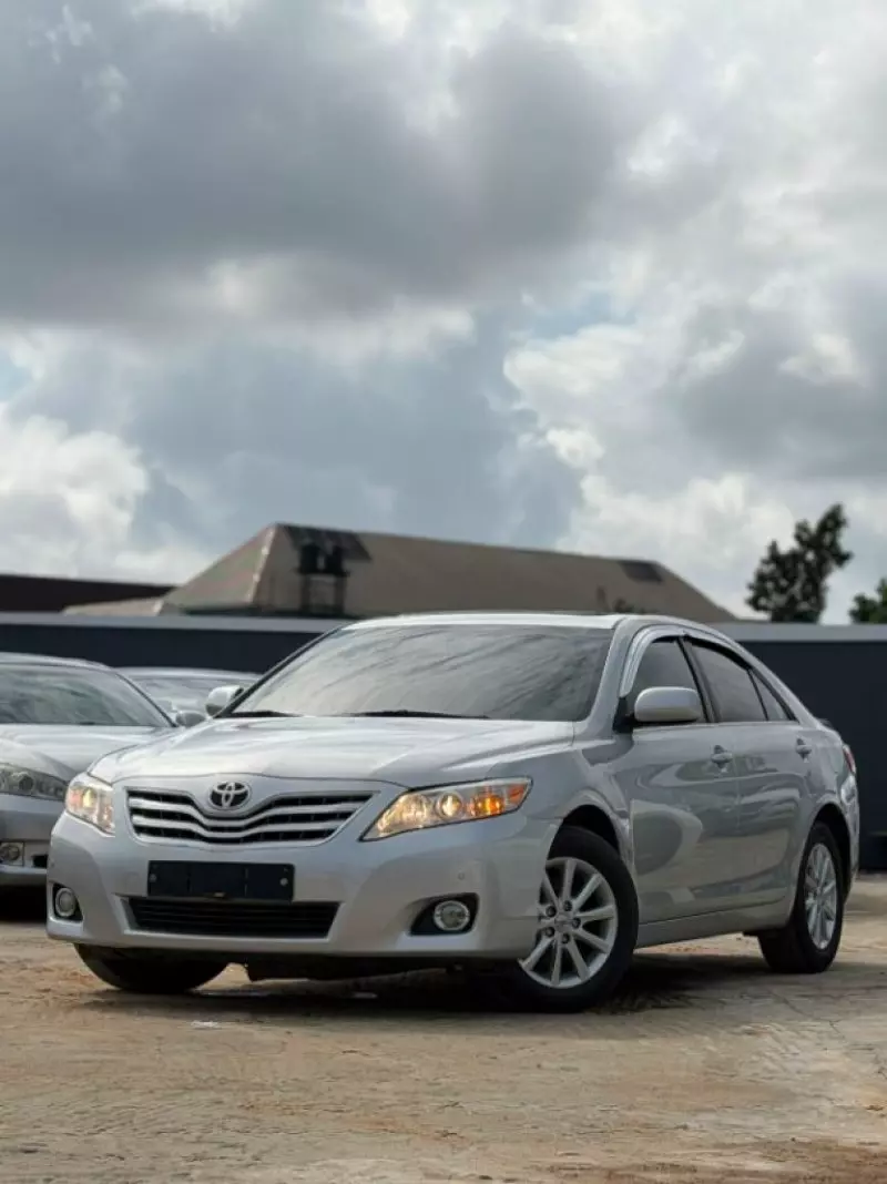 TOYOTA Camry - 2010