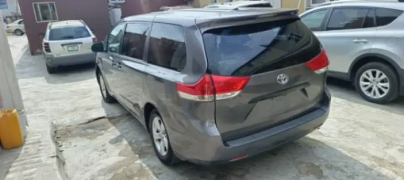 Toyota Sienna   - 2011