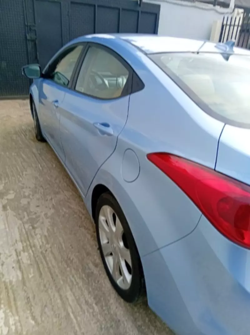 Hyundai Elantra   - 2012