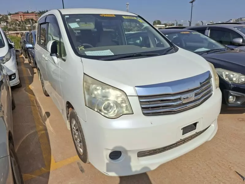TOYOTA Noah - 2012