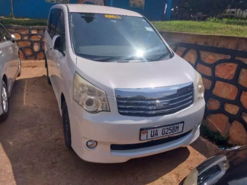 Toyota Noah   - 2012
