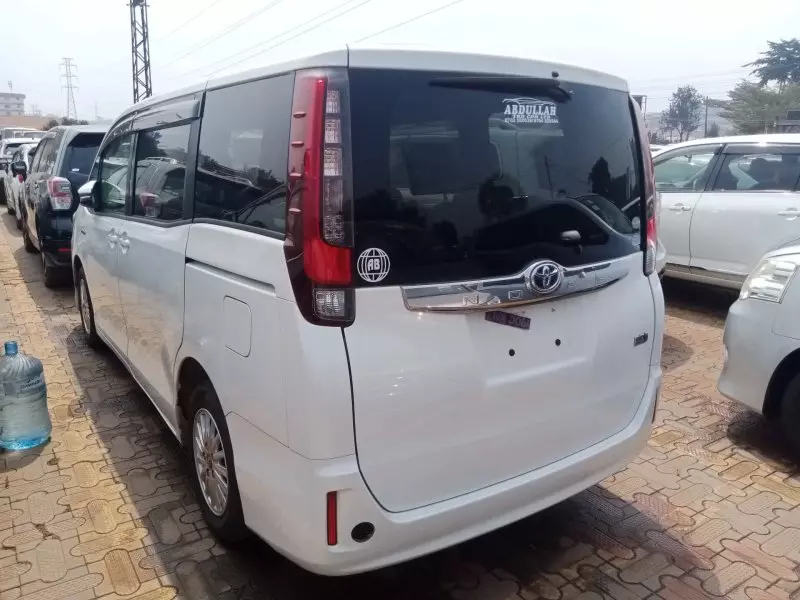 Toyota Noah Hybrid   - 2016
