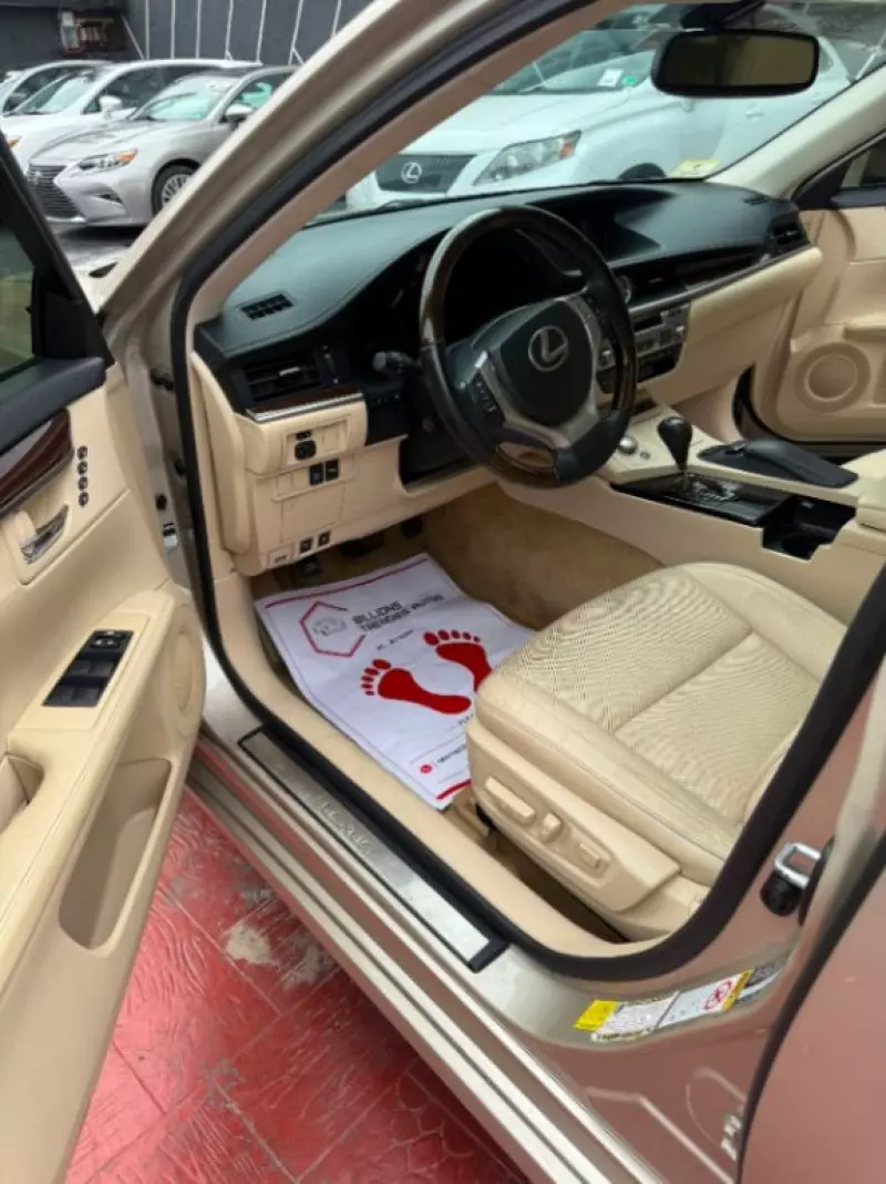 Lexus ES   - 2014