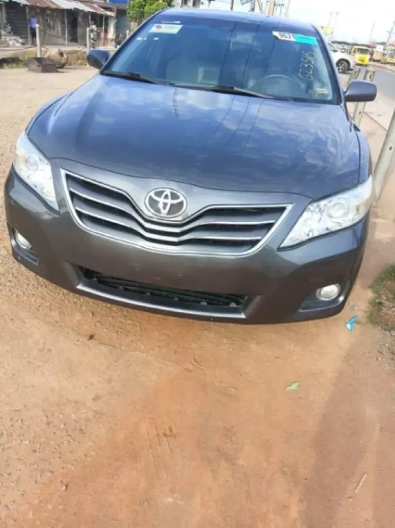 Toyota Camry   - 2011