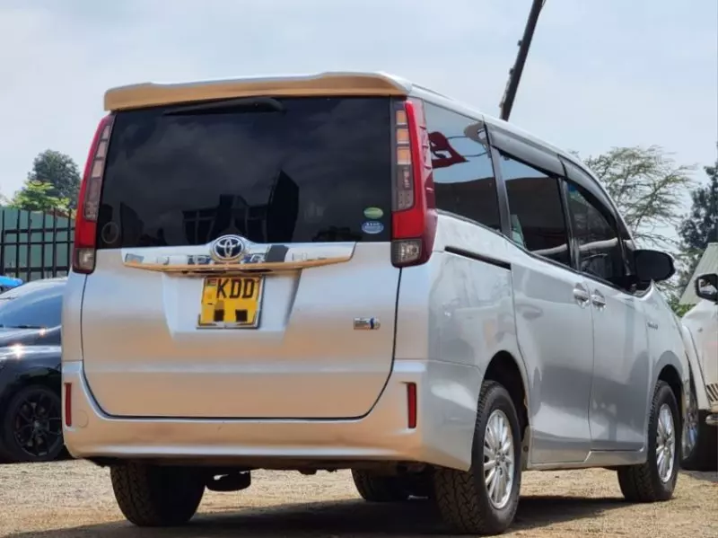 Toyota Noah   - 2014