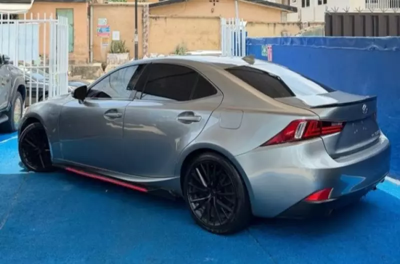 Lexus IS   - 2016