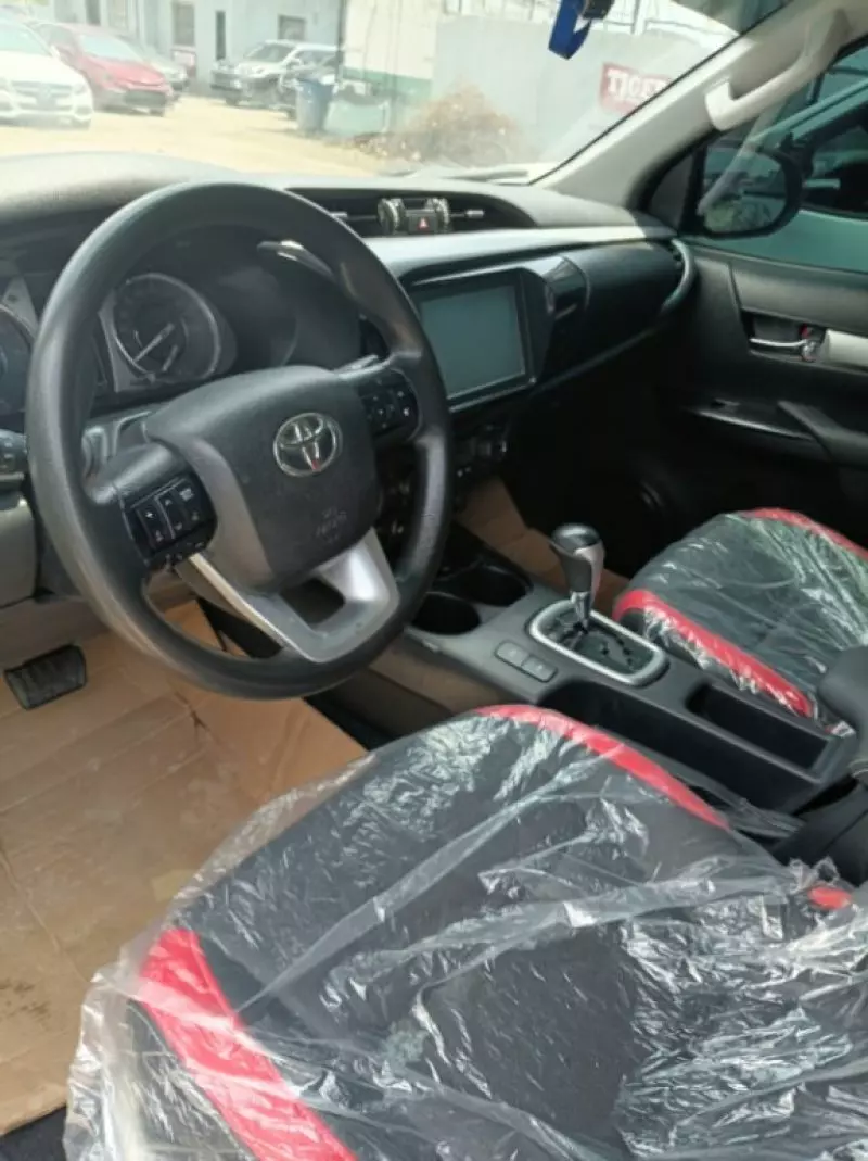 TOYOTA Hilux   - 2024