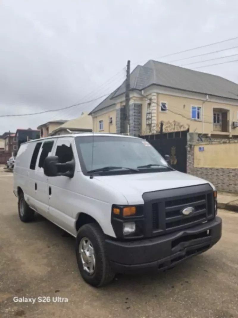 Ford E 150   - 2014