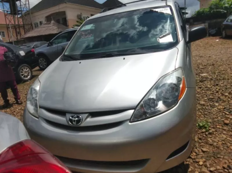 TOYOTA Sienna - 2008