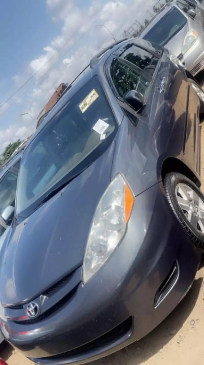 TOYOTA Sienna   - 2009