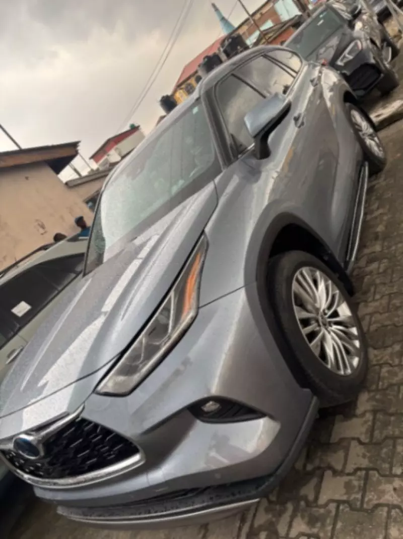 Toyota Highlander   - 2021