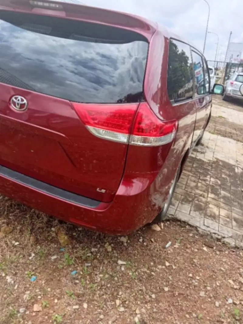 TOYOTA Sienna   - 2011