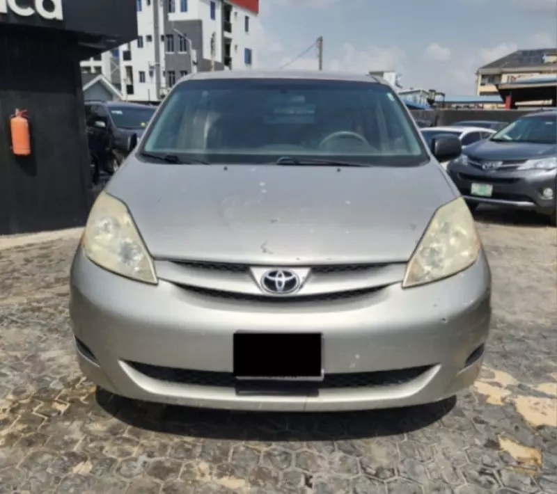 Toyota Sienna   - 2010