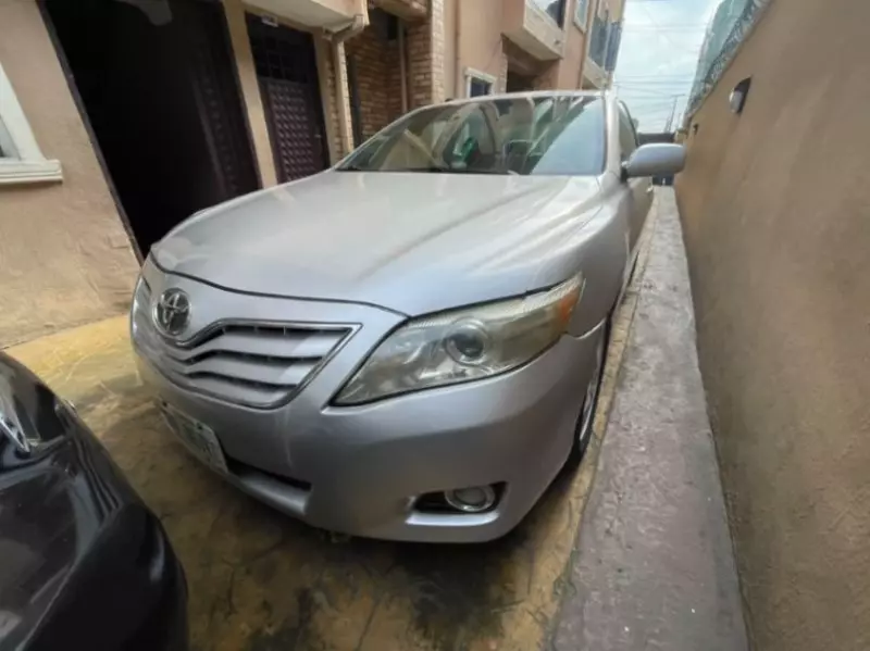 TOYOTA Camry   - 2010