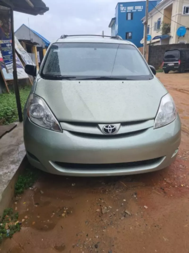 TOYOTA Sienna   - 2010