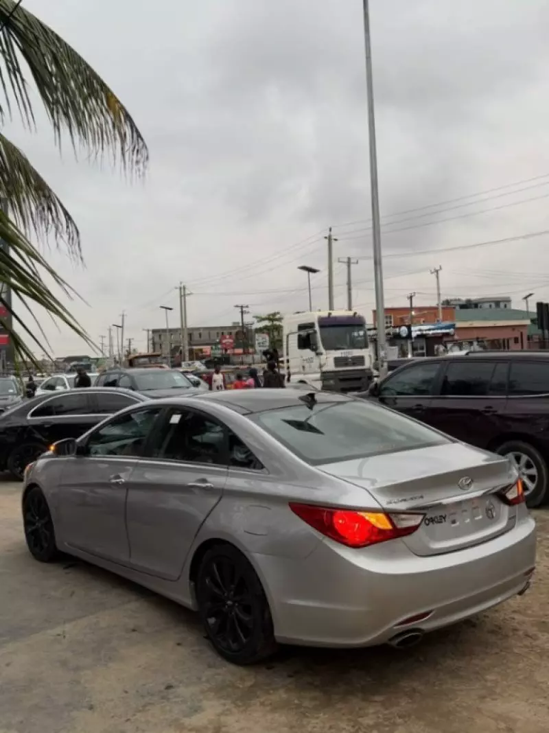 Hyundai Sonata - 2012