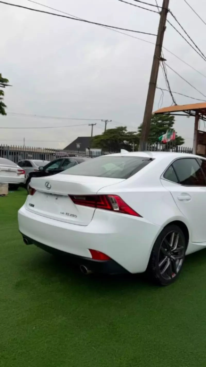Lexus IS   - 2015