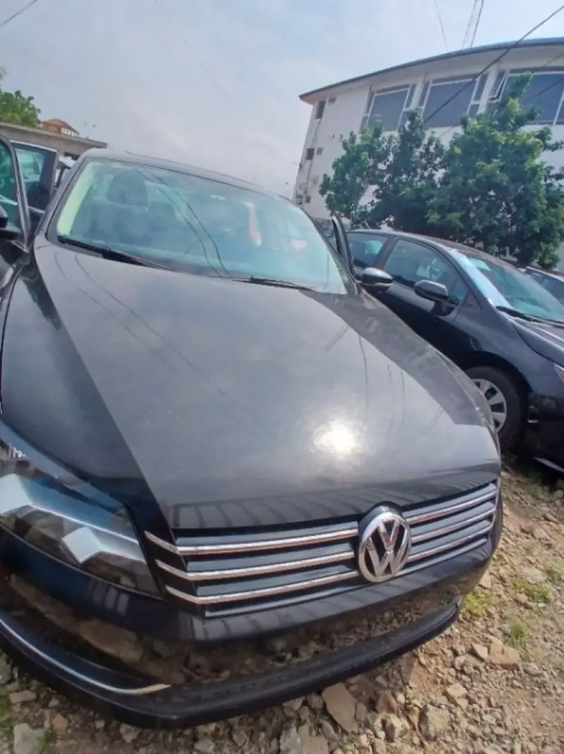 Volkswagen Passat   - 2011