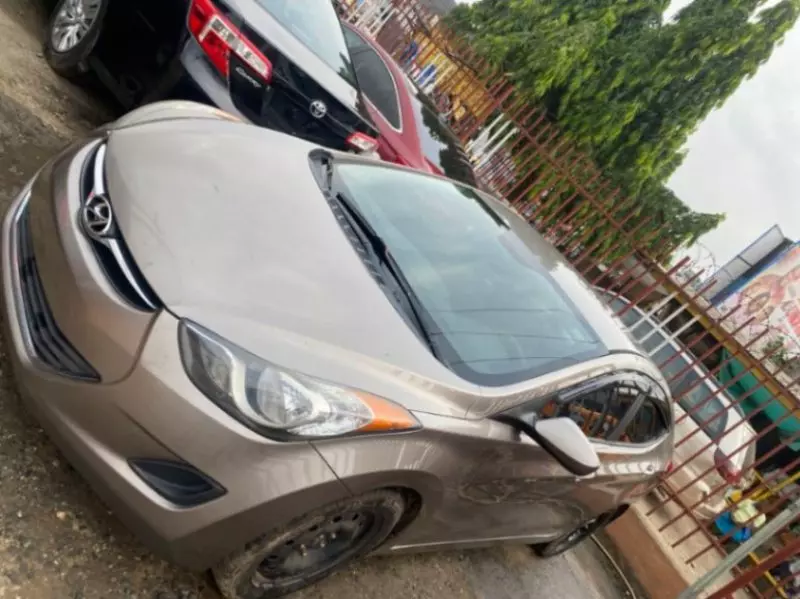Hyundai Elantra   - 2012
