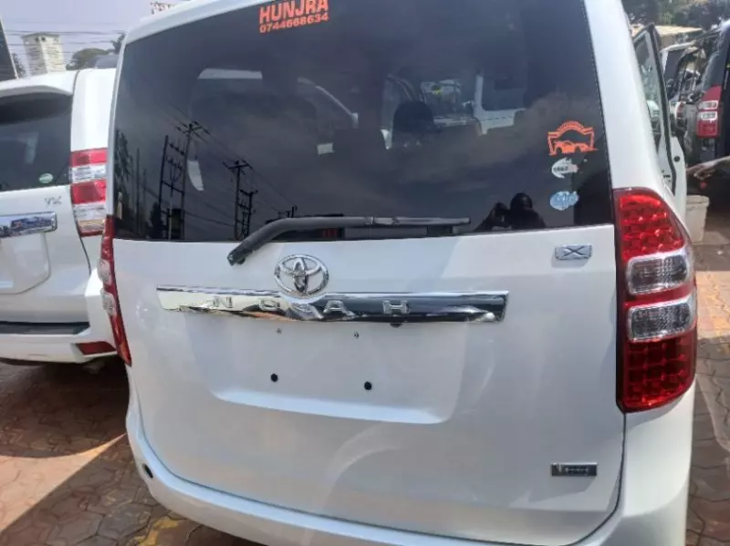 TOYOTA Noah   - 2013