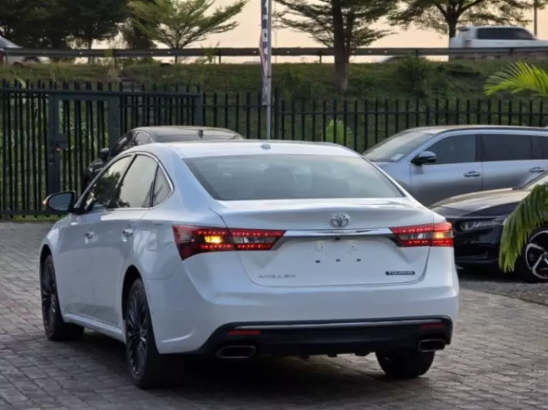 Toyota Avalon   - 2018