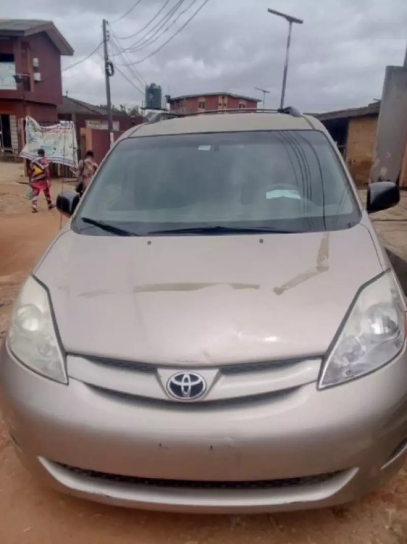 TOYOTA Sienna   - 2010