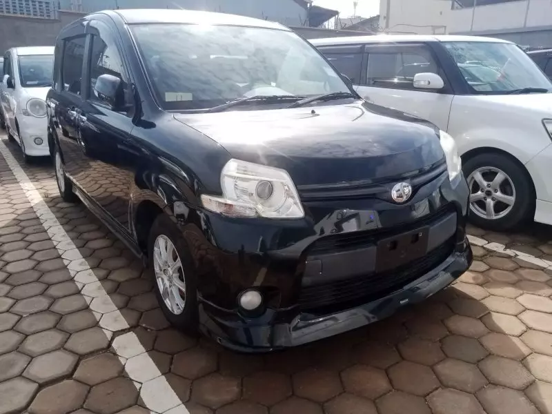 Toyota Sienta   - 2012
