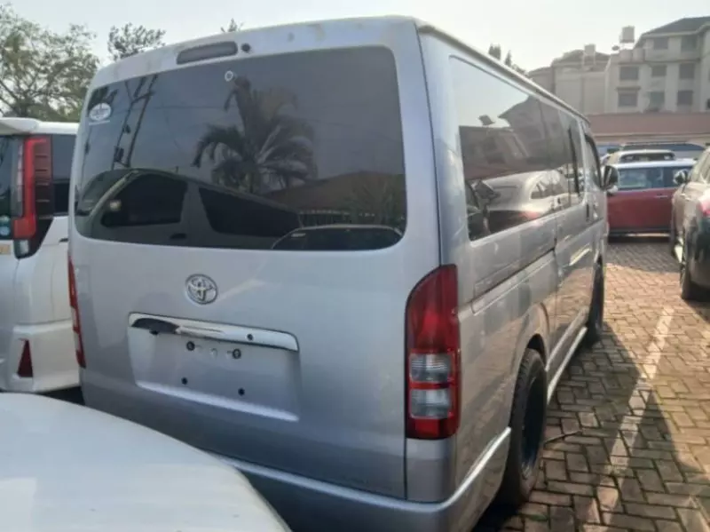 Toyota Hiace   - 2011