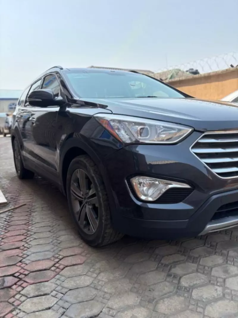 Hyundai Santa Fe   - 2015