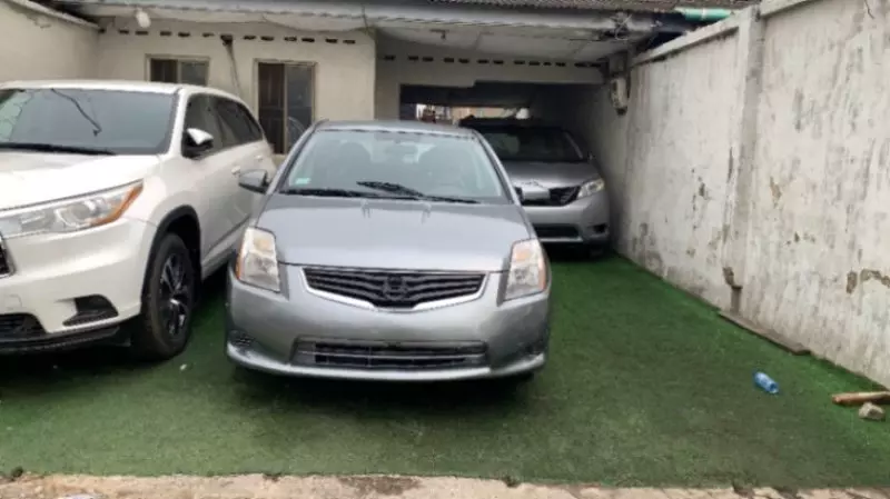 Nissan Sentra   - 2010