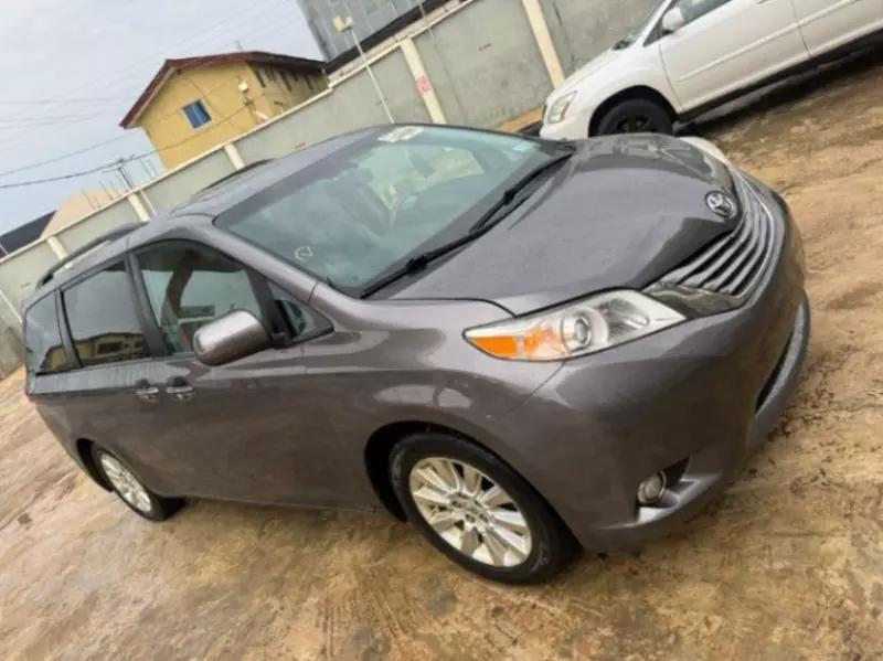Toyota Sienna - 2011