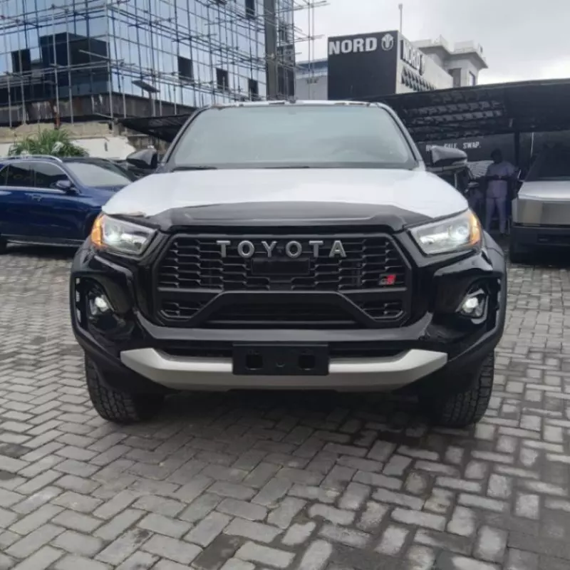 TOYOTA Hilux - 2026