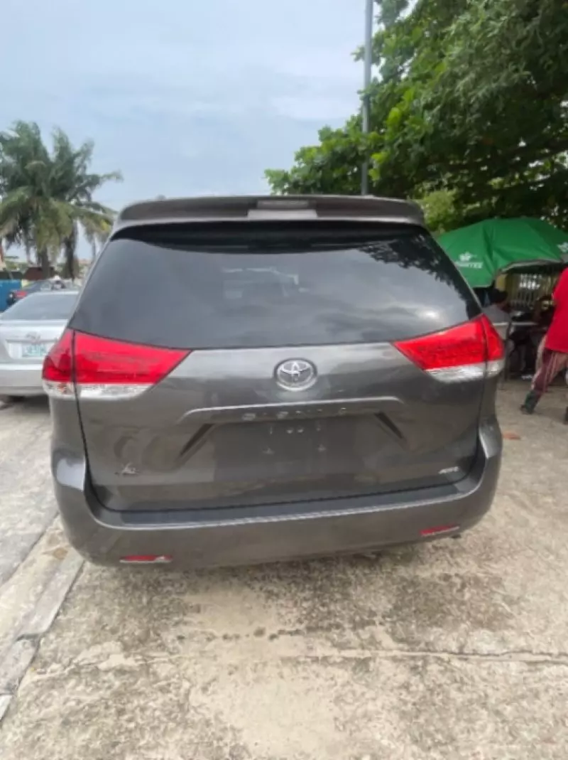 TOYOTA Sienna   - 2011